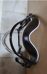 Belle bride d'équitation en cuir Waymouth avec têteuse anatomique et peitoral rembourré blanc doux - Product Image 2
