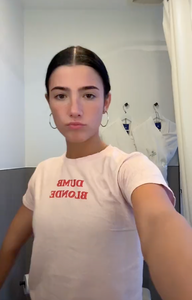 Camiseta Corta Ajustada para Mujer, Ultra Suave, de Algodón Elástico, Corte Minimalista, Manga Corta, Top de Moda, OEM Personalizado - Product Image 5