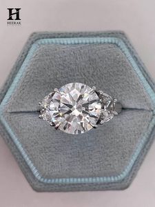 Bague de fiançailles de luxe en or blanc 14 carats avec trois diamants de laboratoire taille brillant ronds et diamants latéraux demi-lune - Product Image 5