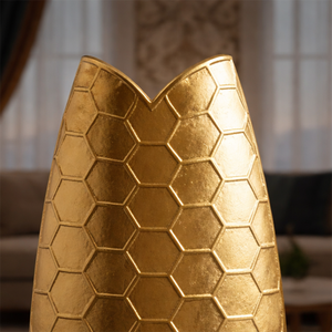 Magnifique vase doré à motif hexagonal unique en forme de nid d'abeille, silhouette conique et bord festonné pour une décoration de luxe - Product Image 4