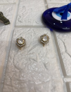 ต่างหูแบบติดหูรูปดอกไม้ชุบทองคำจาก Amaira Jewels ประดับเพชรแบบ Bezel Setting สำหรับผู้หญิง เครื่องประดับหรูหราสำหรับใส่ทุกวัน จากราชสถาน - Product Image 4