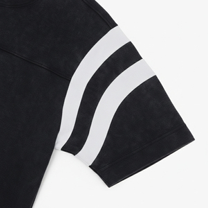 Camiseta Negra Oversize de Manga Corta con Cuello Redondo y Mangas a Rayas en Contraste para Hombre, Estilo Urbano - Product Image 5