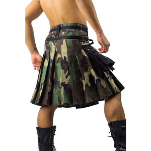 Kilt tactique pour homme en tissu camouflage woodland avec poches cargo noires - Product Image 2
