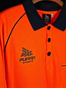 Polo de travail haute visibilité orange personnalisé pour homme PUFFIN SPORTS avec bandes réfléchissantes et poche, uniforme unisexe en polyester - Product Image 4