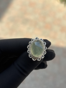 Anillo de Plata de Ley 925 con Prehnita Ovalada, Hecho a Mano, para Mujer, Ideal para Aniversarios y Fiestas - Product Image 1