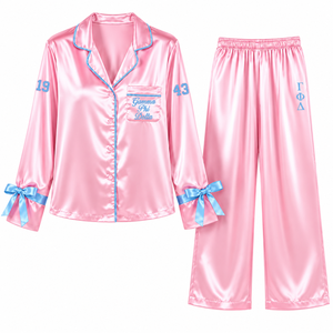 Ensemble de pyjama en satin pour femmes Gamma Phi Delta, manches longues, boutonné, brodé, deux pièces, rose avec bordure bleue, ensemble de détente - Product Image 5