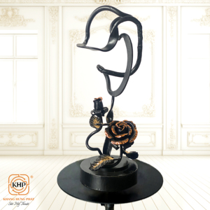 Estatua de Rosa de Hierro Forjado Khang Hung Phat, Pieza de Arte Decorativa con Acabado Pintado, Diseño Elegante para Decoración del Hogar y Jardín - Product Image 1