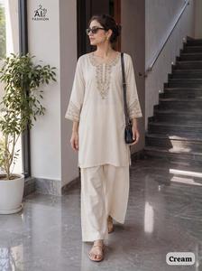 Ensemble coordonné élégant pour femmes avec haut et bas tendance pour un look décontracté, de fête et de tous les jours. - Product Image 4