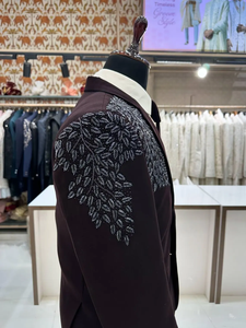 ชุดสูทเบลเซอร์ปักลายสีไวน์เข้มสำหรับผู้ชาย – ชุดทักซิโด้ดีไซน์เนอร์สำหรับงานแต่งงานและงานเลี้ยง พร้อมลายปักเมทัลลิกและเข็มกลัดรูปโซ่ - Product Image 5