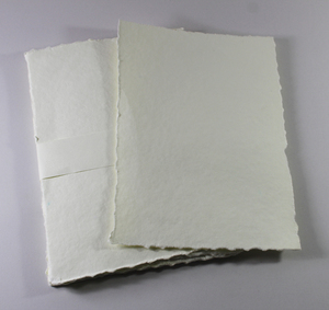 Papel reciclado de algodón hecho a mano sin ácido ni madera para tarjetas A4 de 300 g/m² con borde deckledge / Hojas de dibujo, venta al por mayor de material escolar - Product Image 3