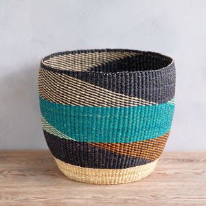 Cesta de mimbre ecológica tejida a mano con diseño negro y verde azulado, contenedor para ropa sucia con asas - Product Image 2