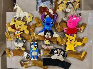 Plaques en bois décoratives pour Noël et souvenirs, à suspendre à la porte, avec nom de personnage de dessin animé pour enfants, design vintage, fabriquées en usine au Vietnam. - Product Image 3