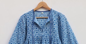 Camiseta sin mangas de algodón 100% con estampado batik índigo premium para mujer, blusa étnica boho hecha a mano con lazo, encaje floral, informal y transpirable. - Product Image 3