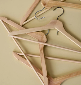 Cintres à vêtements en bois au style attrayant et unique pour la décoration de dressing moderne ou de showroom. - Product Image 3