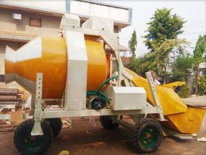 Bétonnière réversible jaune avec réservoir d'eau et trémie pour usage en construction - Product Image 2