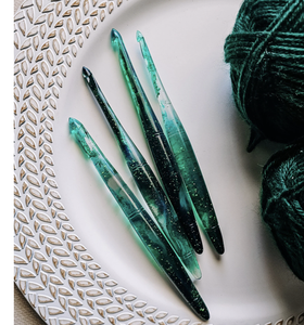 Ganchos de crochet ergonómicos de primera calidad, hechos a mano, de resina de 2.5 mm, los mejores regalos de la India para mujeres. - Product Image 3