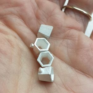 Oferta Especial: Engaste Hexagonal Minimalista de Plata de Ley Reciclada para Joyería Artística Moderna - Exportador Mundial - Product Image 3