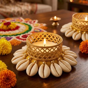 Ensembles de bougeoirs à bougies chauffe-plat en coquillages de cauris faits à la main, écologiques et durables, avec treillis métallique doré de luxe, pour Diya, Diwali et mariages indiens - Product Image 1