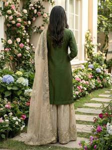 Ensemble Kurti en soie de luxe – Plazzo de créateur avec broderie et dupatta ornée de rivets et de perles - Product Image 3
