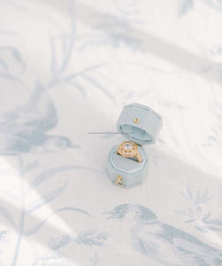 Boîte à bagues élégante en velours Rangement de bijoux de qualité supérieure pour les bagues de fiançailles et de mariage - Product Image 2