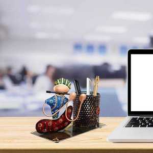 Soporte de Metal Premium Hecho a Mano para Bolígrafos – Diseño de Músico Indio 'El Maestro' – Portalápices de Metal Artesanal para Escritorio de Músico Indio - Product Image 3