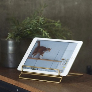 Support de livre de luxe en laiton avec cadre en fil métallique incliné pour livre de cuisine, tablette, menu et présentation sur table - Product Image 2
