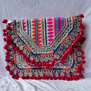 Pochette Bohème Ethnique Brodée avec Miroirs, Pompons et Franges, Sac à Main Artisanal pour Festival - Product Image 1