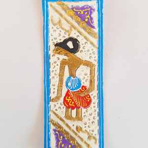 Aimant de réfrigérateur en cuir Wayang Kulit indonésien fait main avec bordure bleue, souvenir culturel traditionnel, décoration de maison - Product Image 3