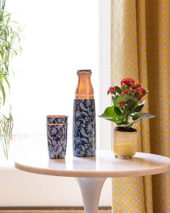 Ensemble de bouteilles d'eau en cuivre avec couvercles, design moderne, vaisselle portable pour l'extérieur, finition noire et cuivre - Product Image 3