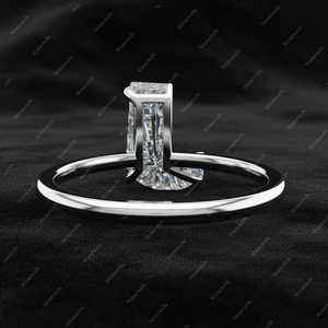 แหวนเพชร GIA IGI Certified DEF VVS VS เพชรเลี้ยงในห้องปฏิบัติการ ตัวอักษร J ตัวเรือนทองคำแท้ 925 เงินสเตอร์ลิง ดีไซน์โมเดิร์นแบบโซลิแทร์ - Product Image 2