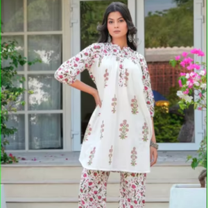 Ensemble coordonné Buti Jaal blanc imprimé à la main, coupe trapèze - Product Image 1