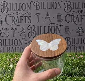 Boîte de conservation alimentaire ronde en plexiglas avec couvercle en bois artisanal et incrustation de papillon pour les dattes - Product Image 5