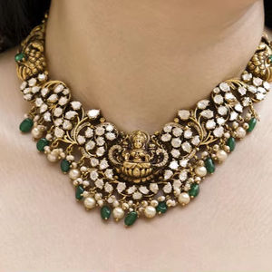 Ensemble collier choker et boucles d'oreilles, fabrication artisanale, matériaux fins, collier inspiré de Sabyasachi pour femmes, mode indienne, bijoux Kundan - Product Image 1