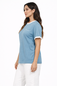 T-shirt pour femme bleu ciel avec bordure contrastée – Haut décontracté à manches courtes en coton premium, coupe classique, avec col et manches côtelés blancs - Product Image 2