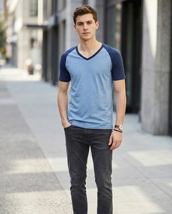 T-shirt décontracté en coton tricoté pour homme, col en V, manches raglan, bleu ciel et bleu marine contrastés, coupe classique, design uni - Product Image 1