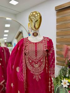 ชุดสาหรี่กะมีซปักลายสีแดงแบบดั้งเดิม ผ้าซาติน งานปักแบบอินเดีย ปากีสถาน ชุดแต่งงานสำหรับผู้หญิง - Product Image 2