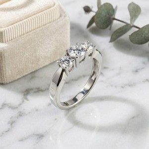 Bague solitaire de luxe certifiée en or plaqué 14 carats avec trois diamants ronds brillants de 1,50 carat de poids total, cultivés en laboratoire - Product Image 3