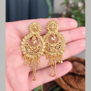 Pendientes de Aro con Zirconia y Baño de Oro de 24K, Diseño Moderno - Product Image 3