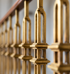 Rampe d'escalier en bronze raffiné avec piliers géométriques allongés et colliers étagés pour intérieurs classiques - Product Image 2