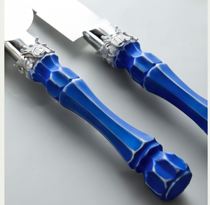 Juego de utensilios para servir pasteles de acero inoxidable grabado con mango azul real, perfecto para bodas, fiestas de cumpleaños y ocasiones especiales - Product Image 2