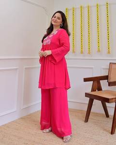 La temporada festiva requiere atuendos que brillen con la misma luminosidad que las celebraciones. Con este conjunto festivo de georgette puro, ¡estás listo para la fiesta! - Product Image 3