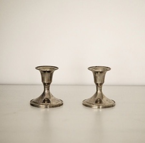 Par de Candelabros Vintage Plateados, Mini Portavelas Decorativos, Elegancia y Gracia - Product Image 1