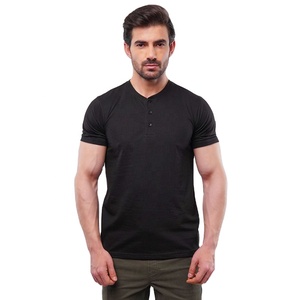 เสื้อยืดเฮนลีย์ผู้ชายทรงเข้ารูปสีดำ คอวี แขนสั้น ผ้าถัก 100% คอตตอน ระบายอากาศได้ดี ดีไซน์เรียบง่าย รับผลิตตามสั่งขายส่ง - Product Image 1