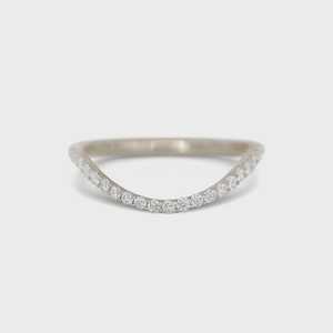 Bague demi-éternité minimaliste en or massif 14 carats avec diamants de laboratoire ronds, empilable et incurvée, pour usage quotidien ou mariage - Product Image 4