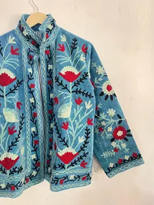 Chaqueta de terciopelo de diseñador con bordados, patrones florales detallados, estilo bohemio chic, para capas de invierno, ropa exterior de moda para mujer - Product Image 3