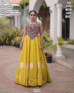 Ensemble Lehenga Choli indien traditionnel jaune brodé, longueur au sol, tenue ethnique pour femme avec travail Kutchi Gamthi, tailles S M L XL - Product Image 1