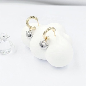 2024 dernières boucles d'oreilles créoles plaquées or en alliage de zinc durable et matériel en laiton bijoux de fête à la mode - Product Image 1