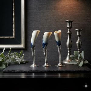 Verre à vin artisanal en corne de buffle, forme naturelle, sculpté avec un motif de plume dorée, imitation antique, objet de collection - Product Image 2
