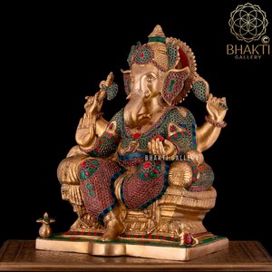 Grande statue de dieu en laiton |   Artisanat métallique moderne fait main, décoration artistique durable pour temple domestique, représentant le dieu hindou de la chance - Product Image 2