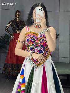 ชุดเลเฮนกาผ้าเรยอนคอตตอนลายระบายสีสันสดใส พร้อมเสื้อทรงหัวใจปักลายแบบดั้งเดิม จากซัพพลายเออร์อินเดีย - Product Image 4